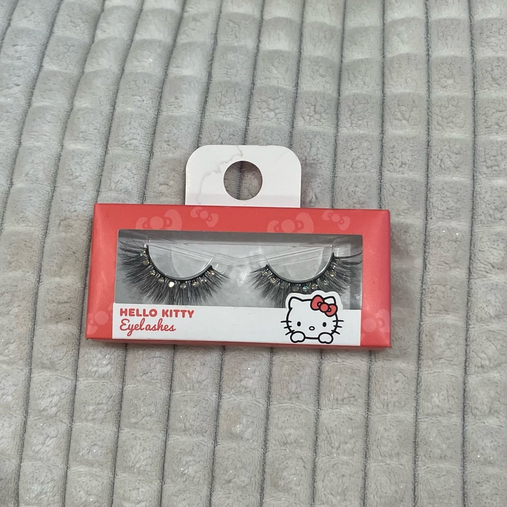 EXCLUSIVE Fake Lashes from Sinsay x Sanrio x Hello Kitty